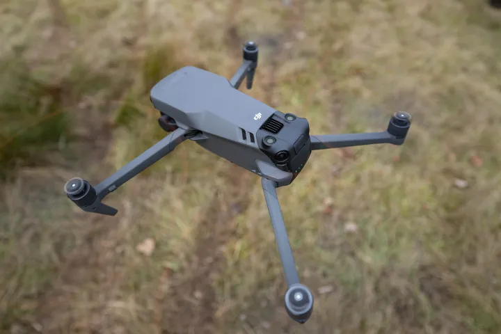 DJI Mavic 3 Classic 飞行中的俯视图