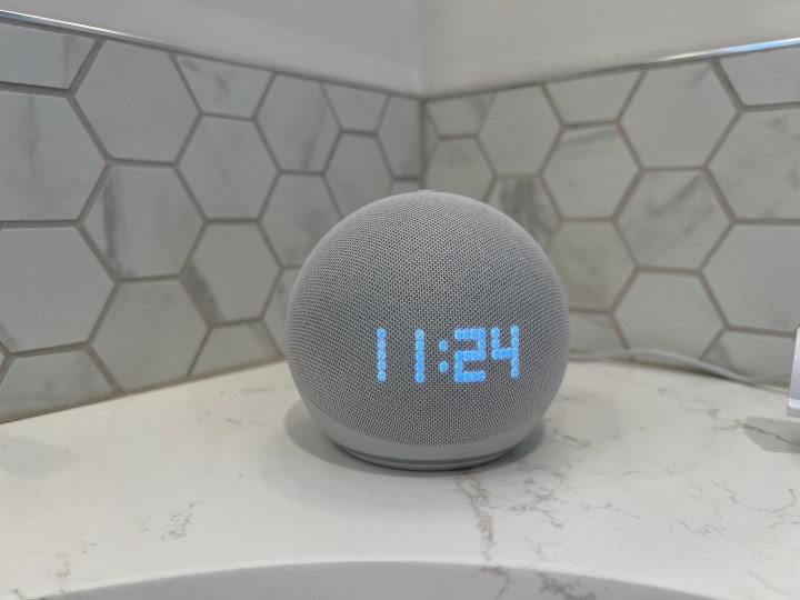 2022 Amazon Echo Dot с обзором часов 5-го поколения Digitaltrends 2022img 0535