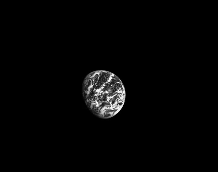 Una foto en blanco y negro del planeta Tierra tomada por la cámara de navegación óptica Orion.