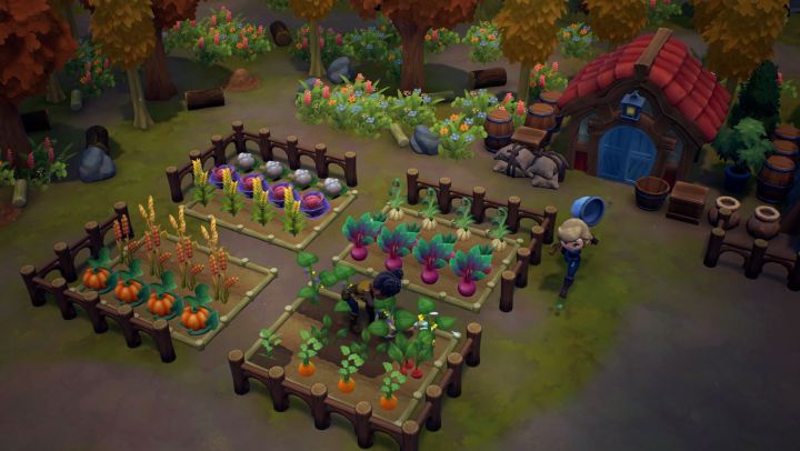 Dos jugadores están cultivando al aire libre durante el otoño en Fae Farm.
