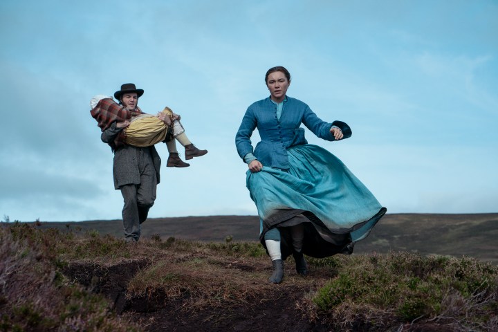 Florence Pugh geht in „The Wonder“ vor Tom Burke und Kíla Lord Cassidy.