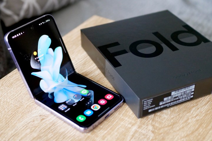 Il Galaxy Z Flip 4 aperto accanto alla scatola di un Galaxy Z Fold 4.