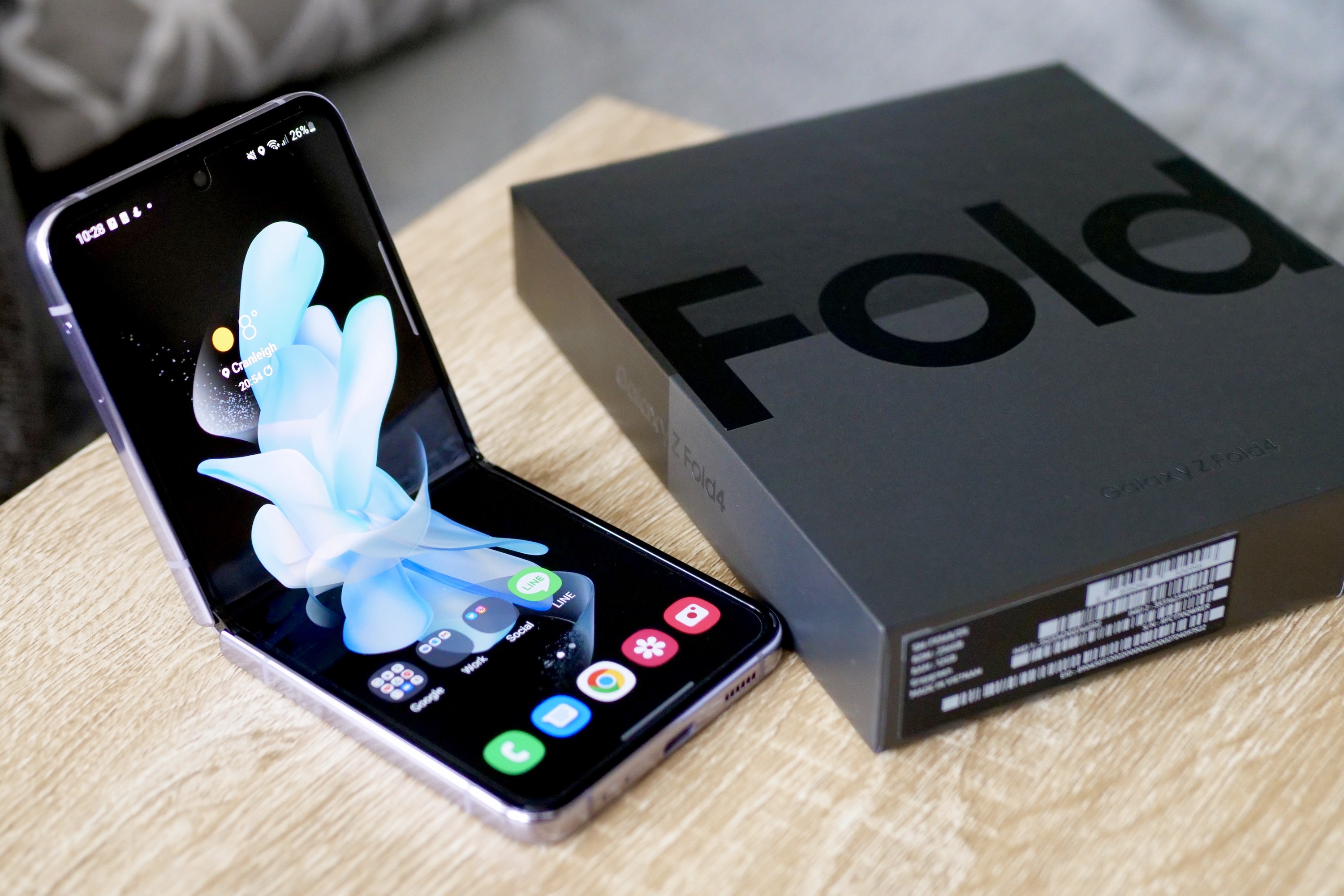 O Galaxy Z Flip 4 aberto ao lado de uma caixa do Galaxy Z Fold 4.
