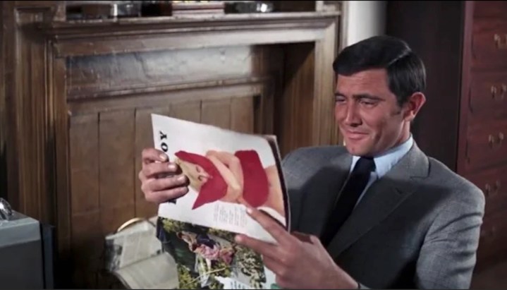 George Lazenby als James Bond genießt ein Playboy-Magazin in Im Geheimen Dienst Ihrer Majestät