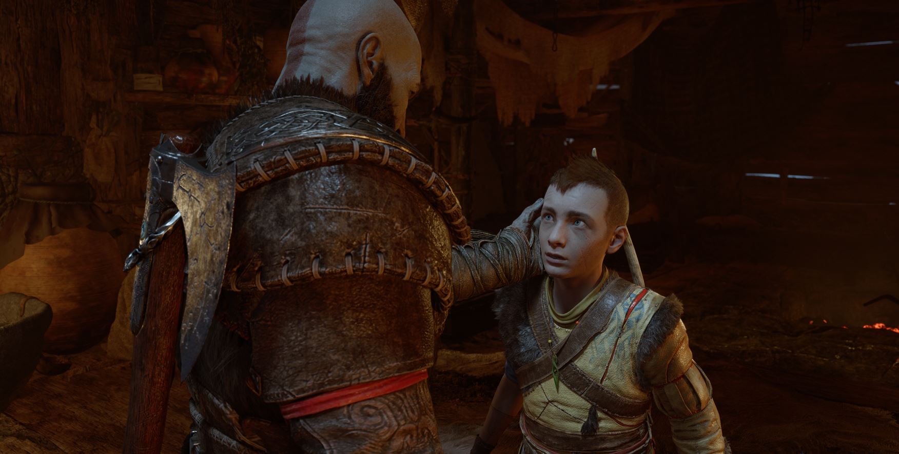 Kratos segura o rosto de Atreus em God of War: Ragnarok.