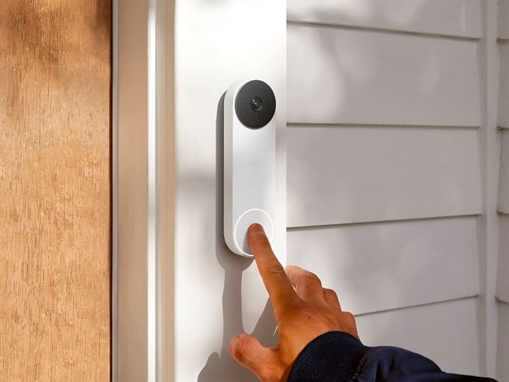 Uma pessoa toca uma Google Nest Doorbell.