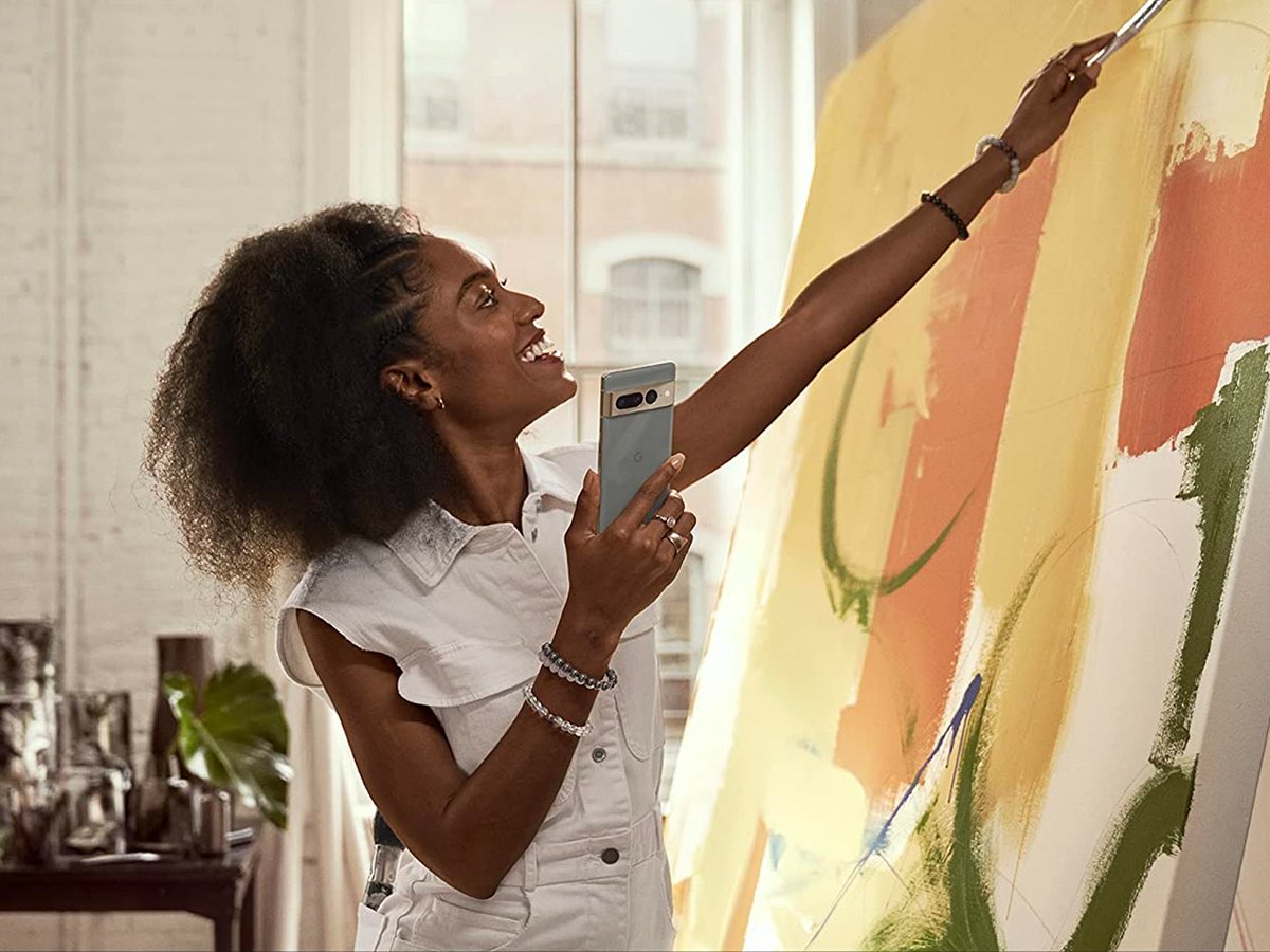 زنی در حین صحبت کردن با Google Pixel 7 Pro خود نقاشی می‌کشد.