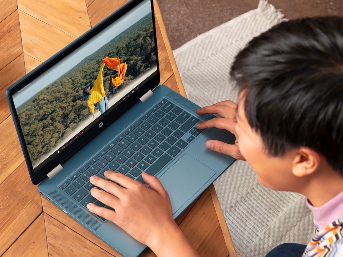 Um jovem usando o Chromebook 2 em 1 de 14 polegadas da HP.