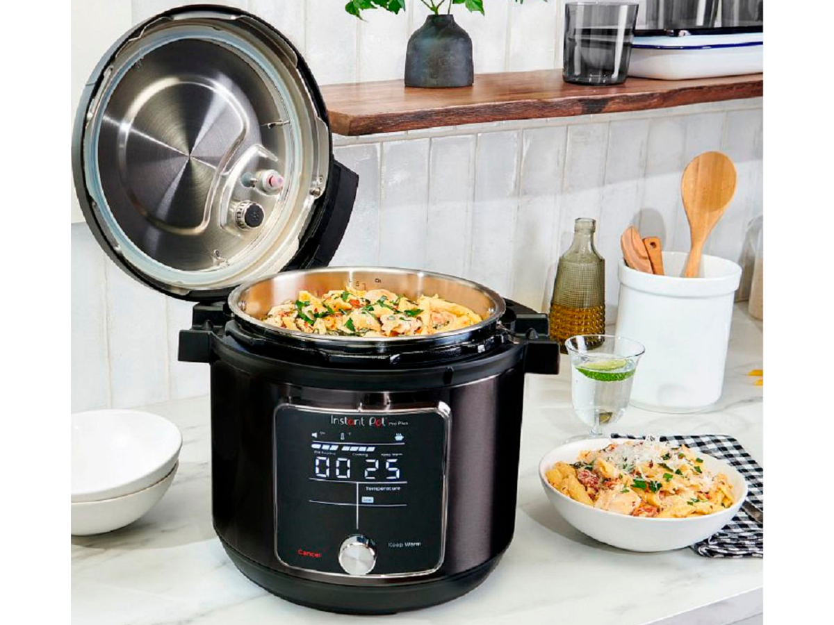 Instant Pot 6-quart Pro Plus com Wi-Fi com prato de frango refogado cozido em uma mesa de cozinha.