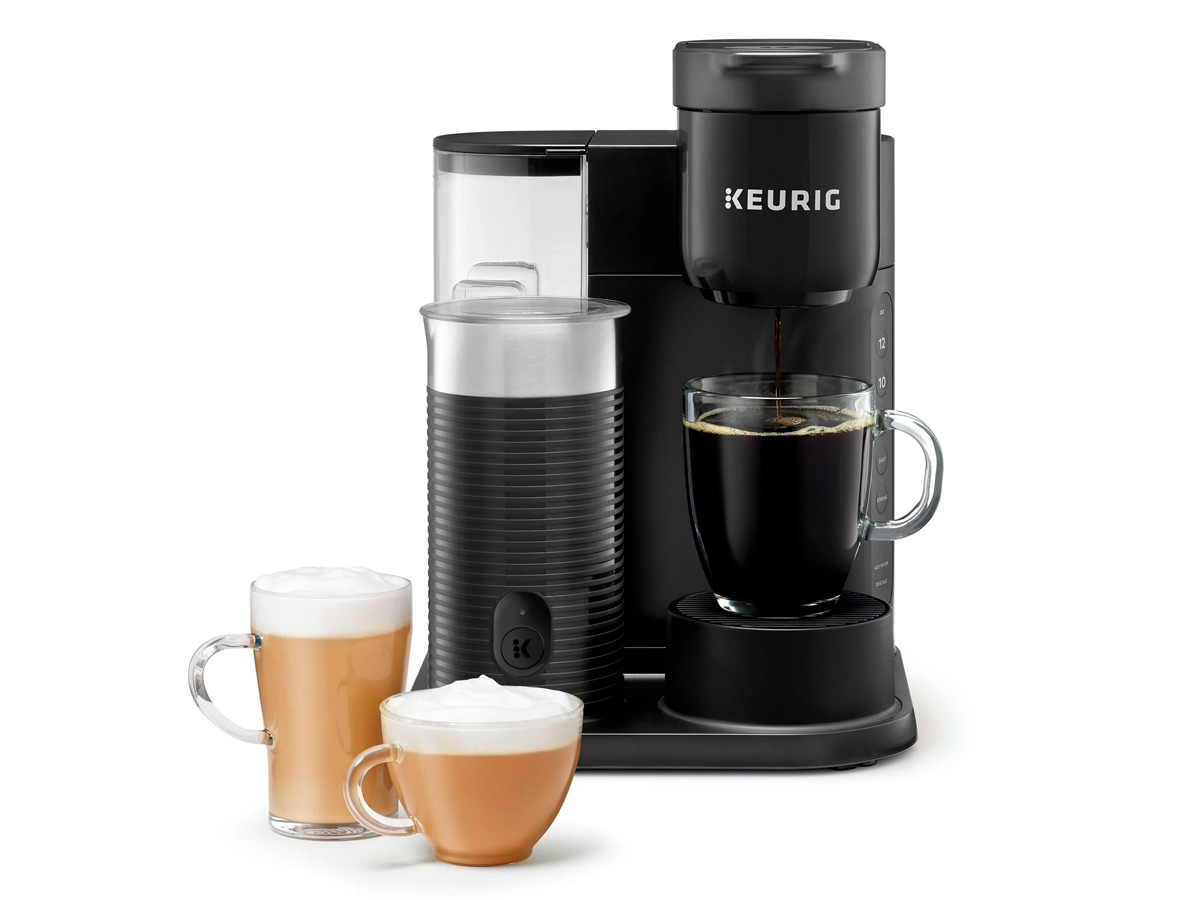 A cafeteira Keurig K-Cafe Essentials prepara uma xícara de café.