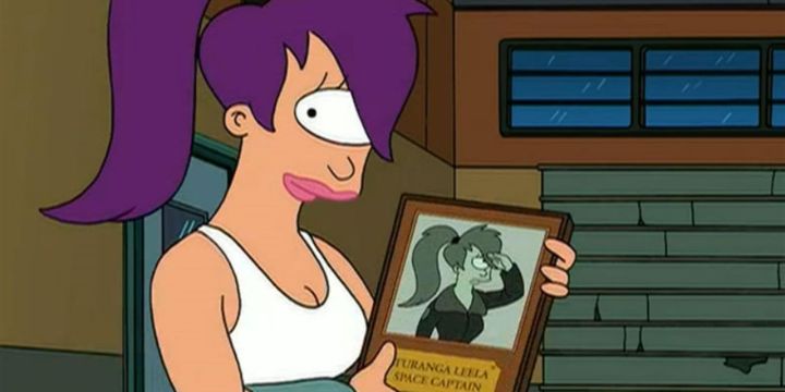 Leela muestra la foto de su capitán oficial en Futurama