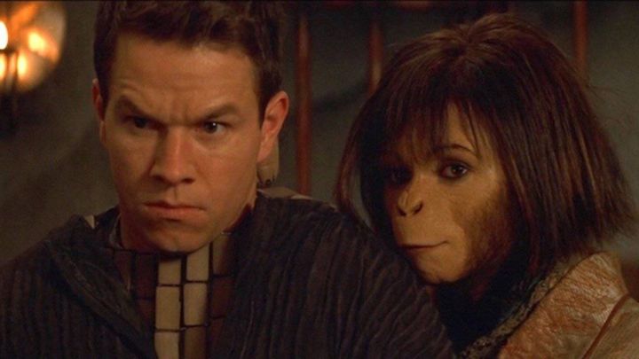 Un hombre y una simia miran fijamente en la misma dirección en la película El planeta de los simios de 2001.