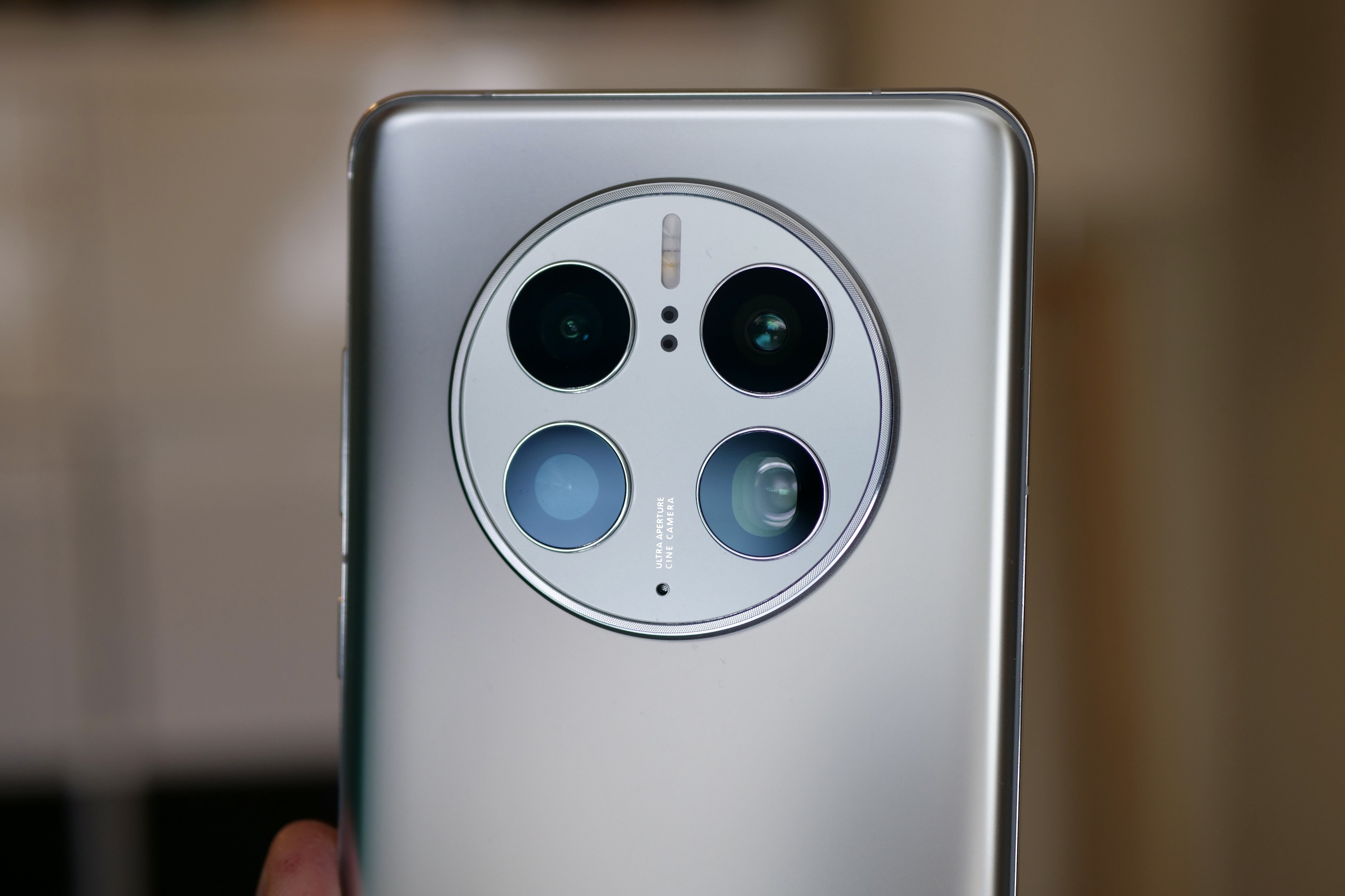 Módulo de câmera do Huawei Mate 50 Pro visto de perto.