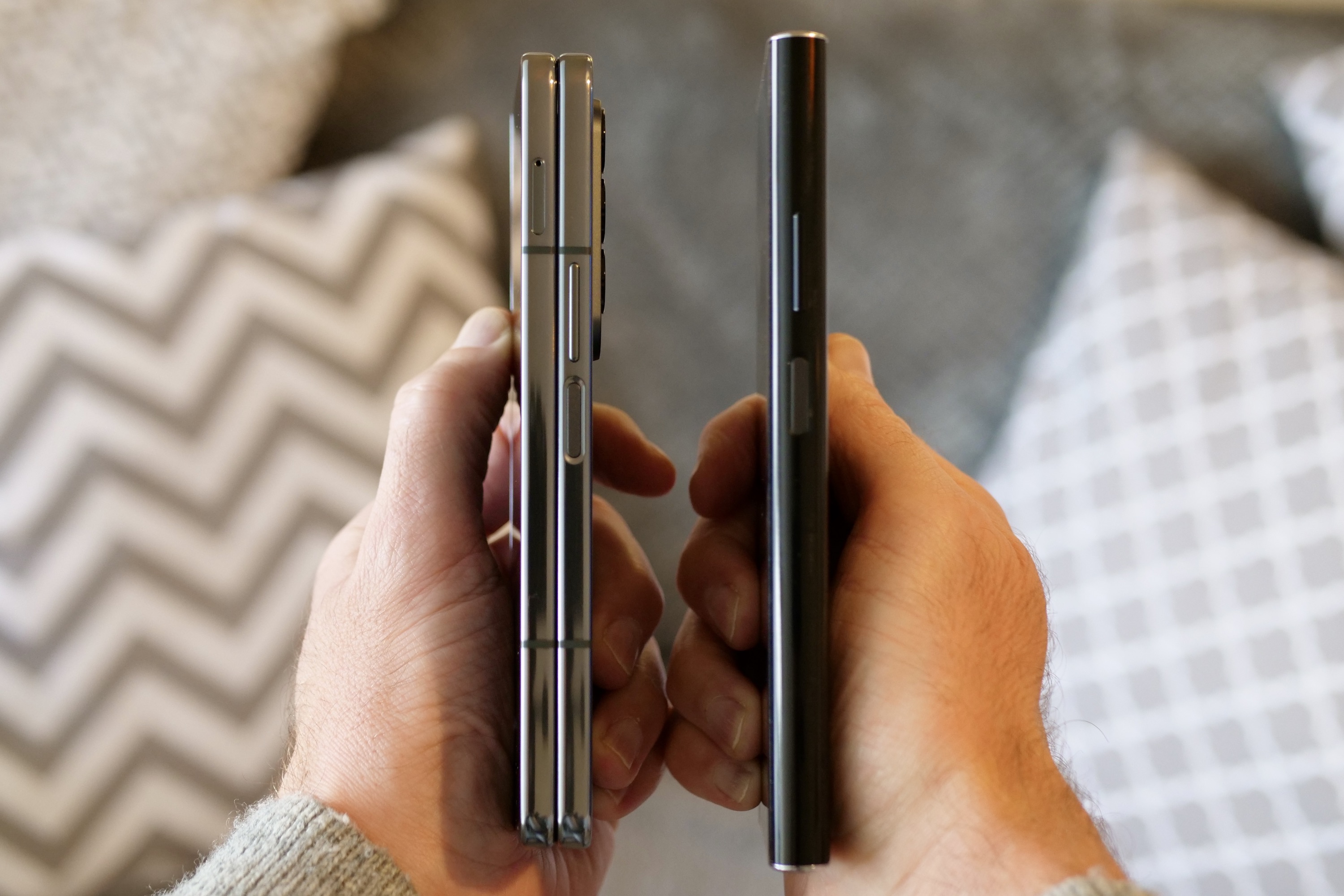 The sides of the closed Galaxy Z Fold 4 and the Huawei Mate Xs 2.