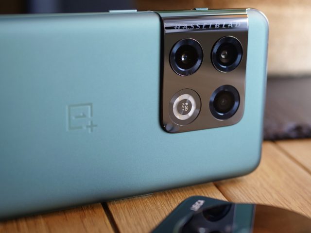 Il modulo fotocamera di OnePlus 10 Pro.