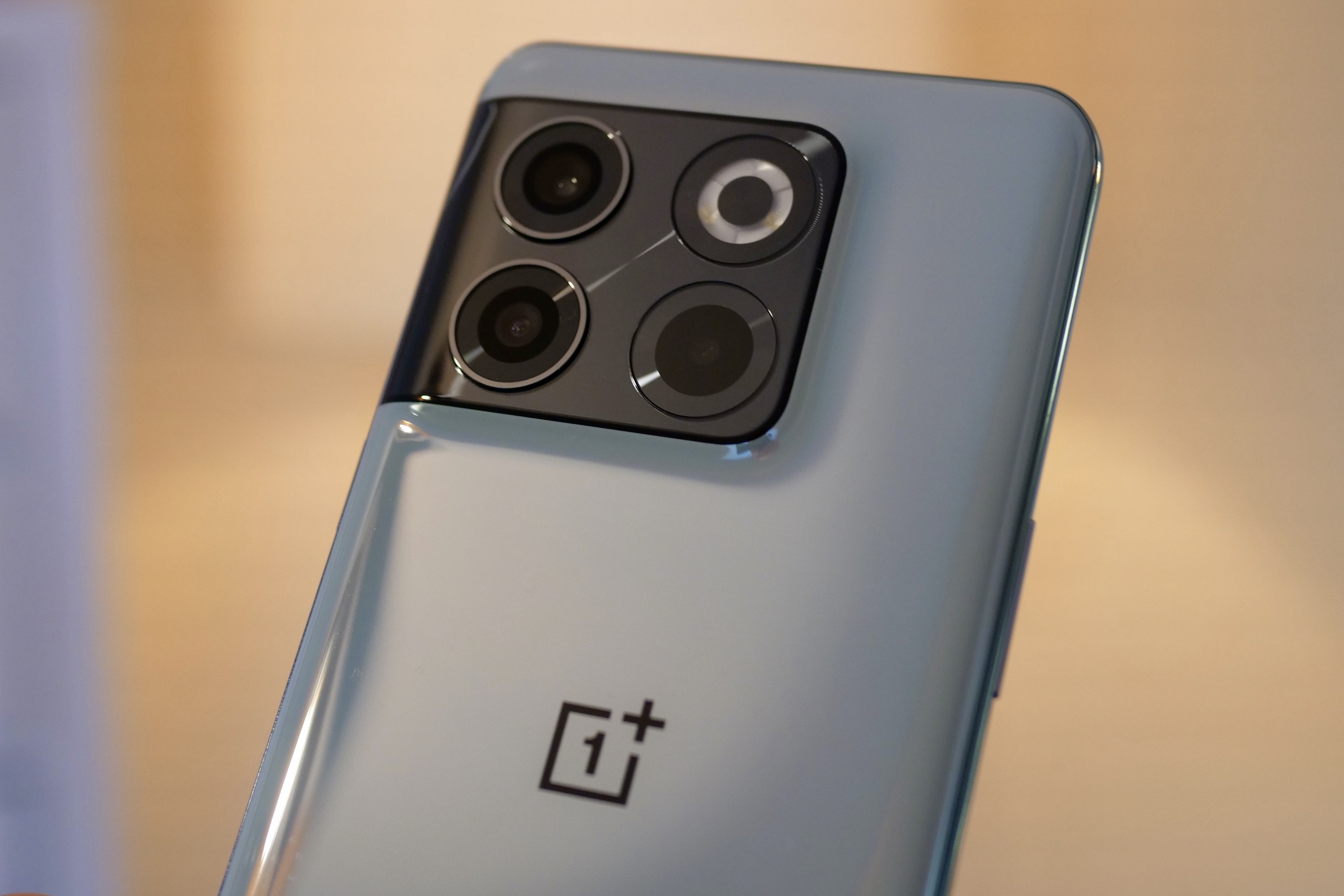 O módulo de câmera do OnePlus 10T.