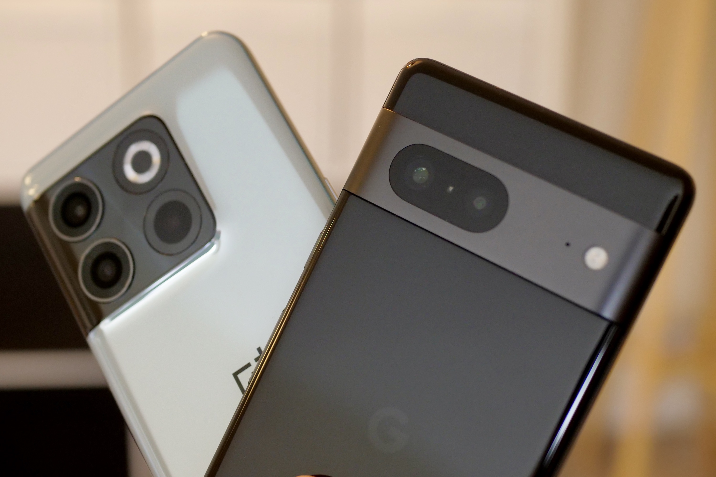 The OnePlus 10T and Google Pixel 7 camera modules.