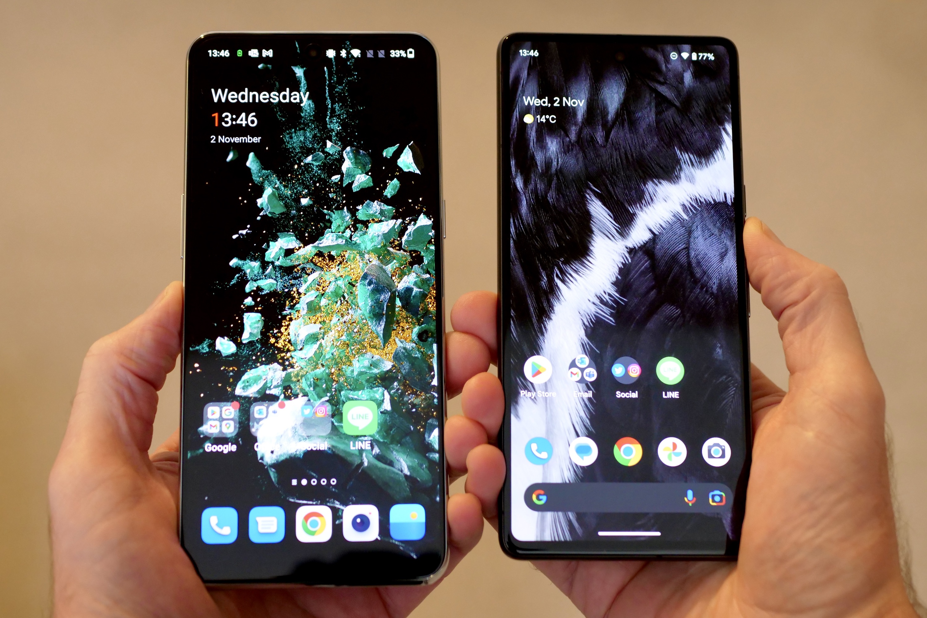 O OnePlus 10T e o Pixel 7 vistos de frente.