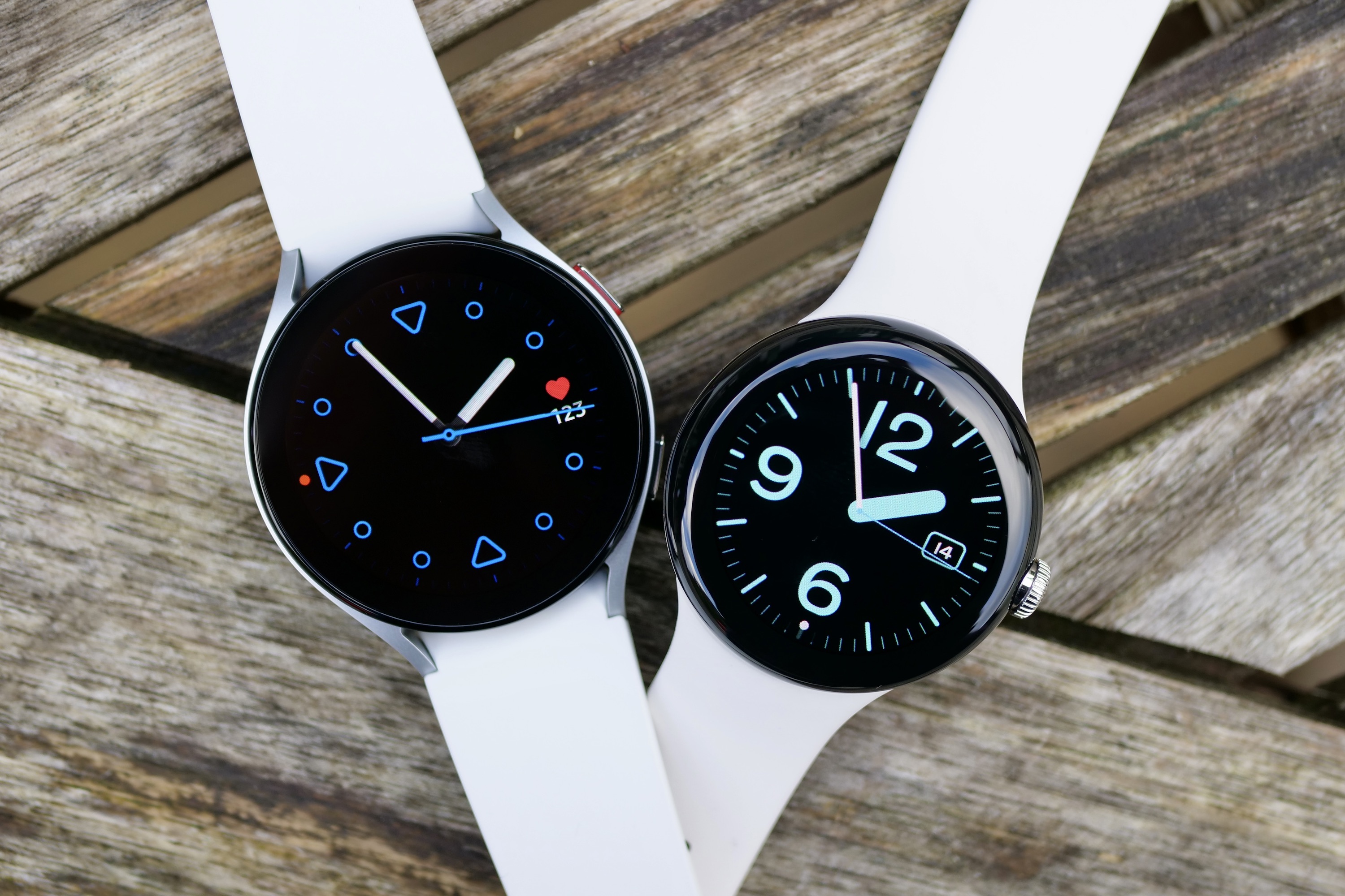 As telas principais do Galaxy Watch 5 e do Pixel Watch.