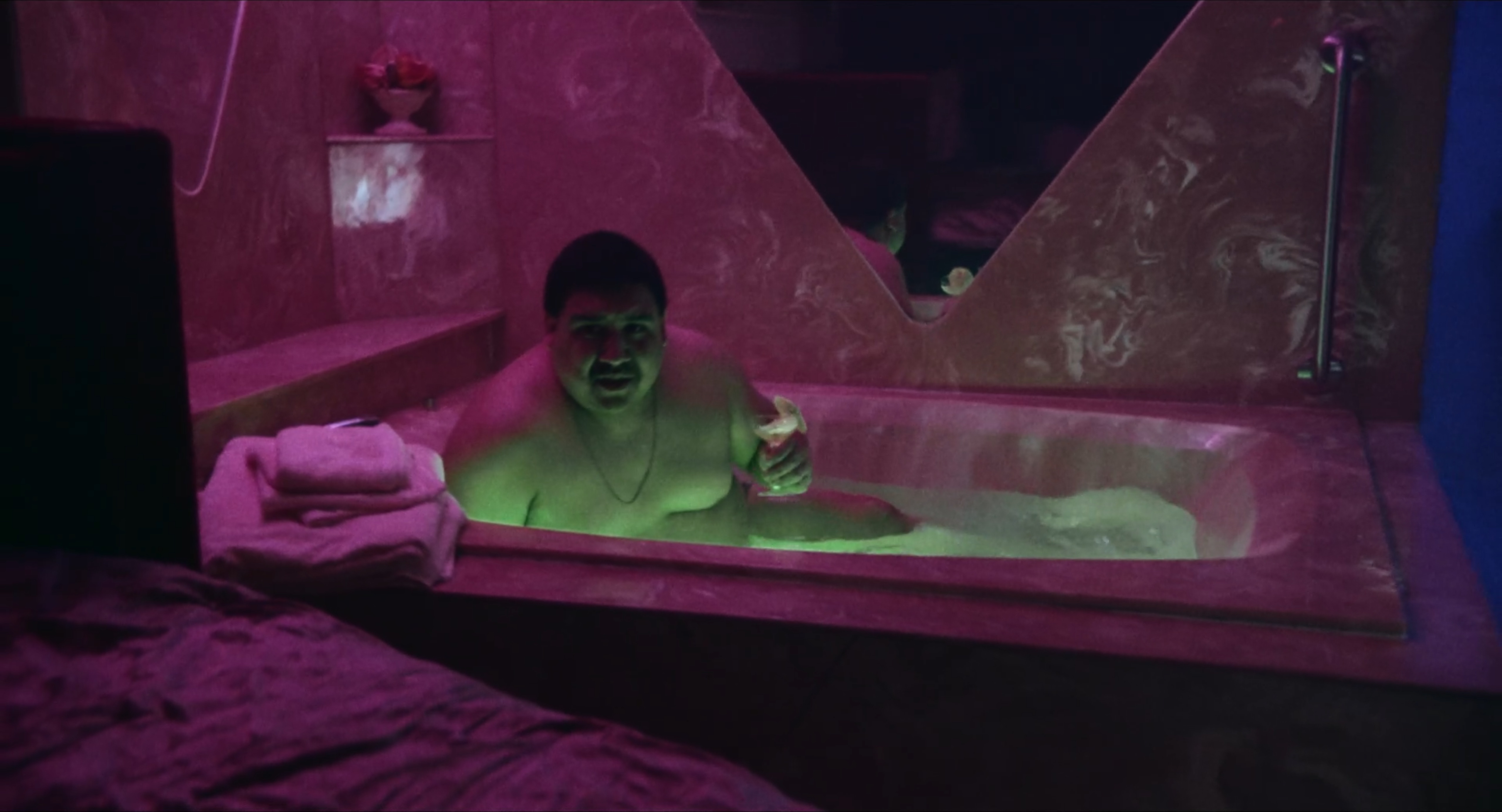 Um homem se senta em uma banheira em uma cena de All Jacked Up and Full of Worms.