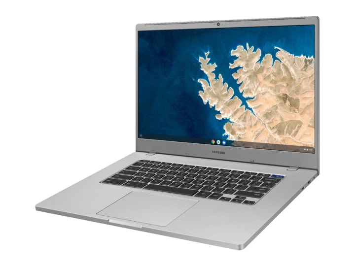 Ein Seitenwinkel des 15,6-Zoll-Samsung-Chromebooks vor einem weißen Hintergrund.