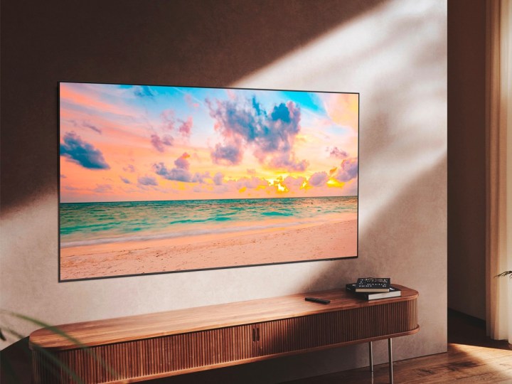 A Samsung QN90B QLED 4K Smart TV de 50 polegadas está pendurada na parede de uma sala de estar.