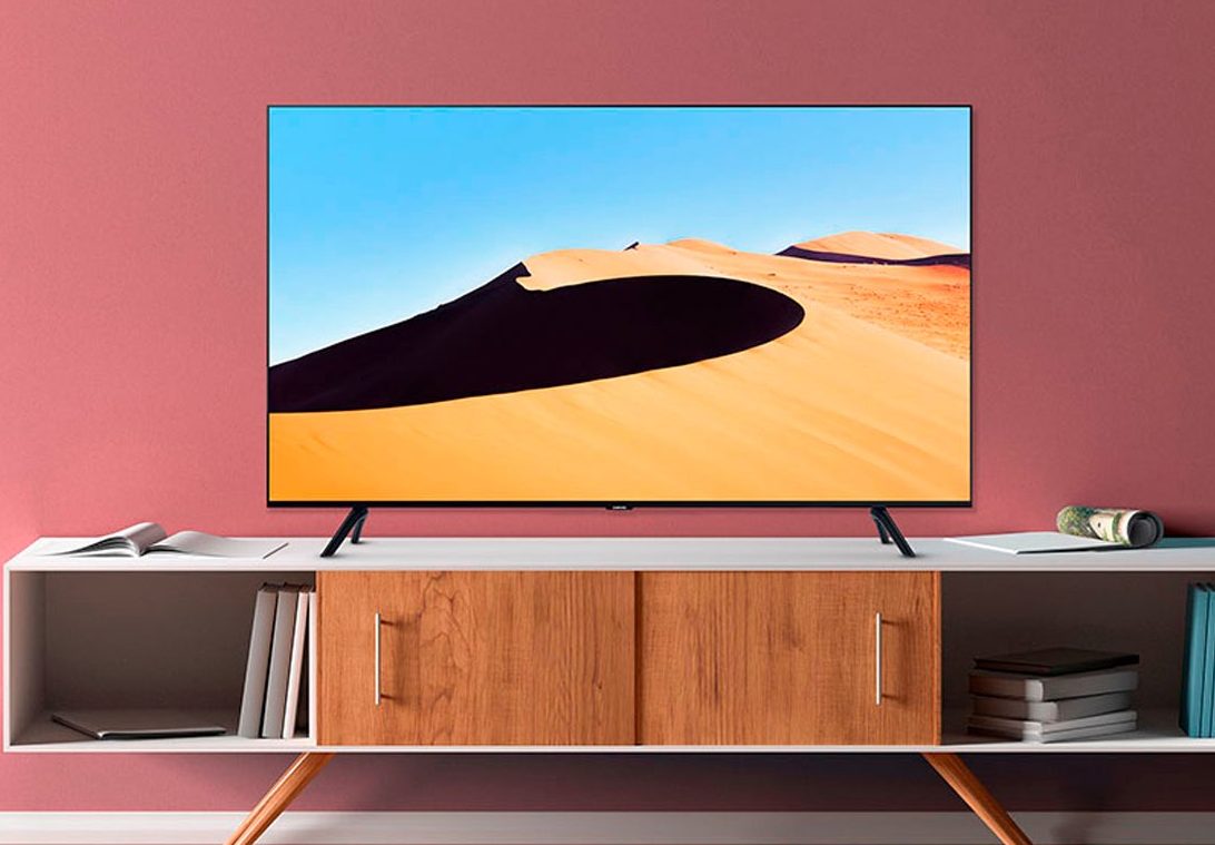 يوجد تلفزيون Samsung TU69OT 4K الذكي في خزانة الوسائط في غرفة المعيشة.