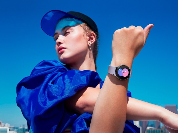 A woman wears a Samsung Galaxy Watch 5 Aluminum.