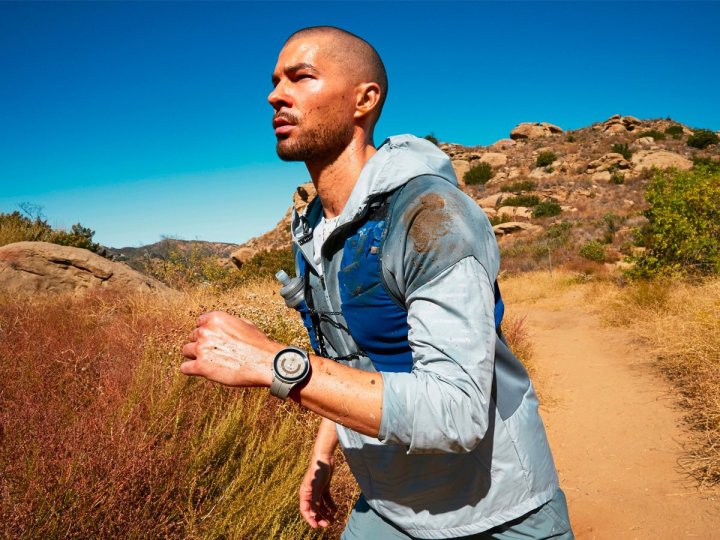 Ein Mann läuft mit der Samsung Galaxy Watch 5 Pro Titanium auf einem Trail.