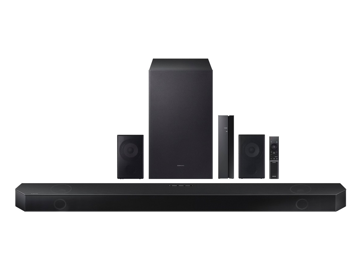 A barra de som Samsung HW-Q750B com alto-falantes traseiros em um fundo branco.