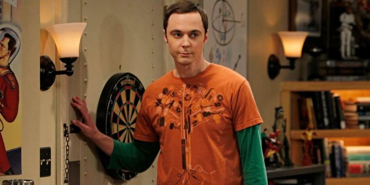 Sheldon cierra la puerta de su apartamento en The Big Bang Theory