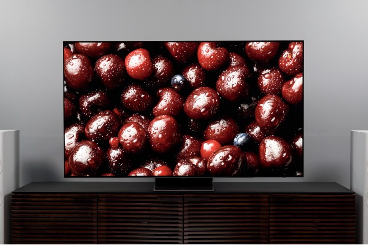 Un televisor Samsung S95B OLED 4K sobre un soporte de televisor.