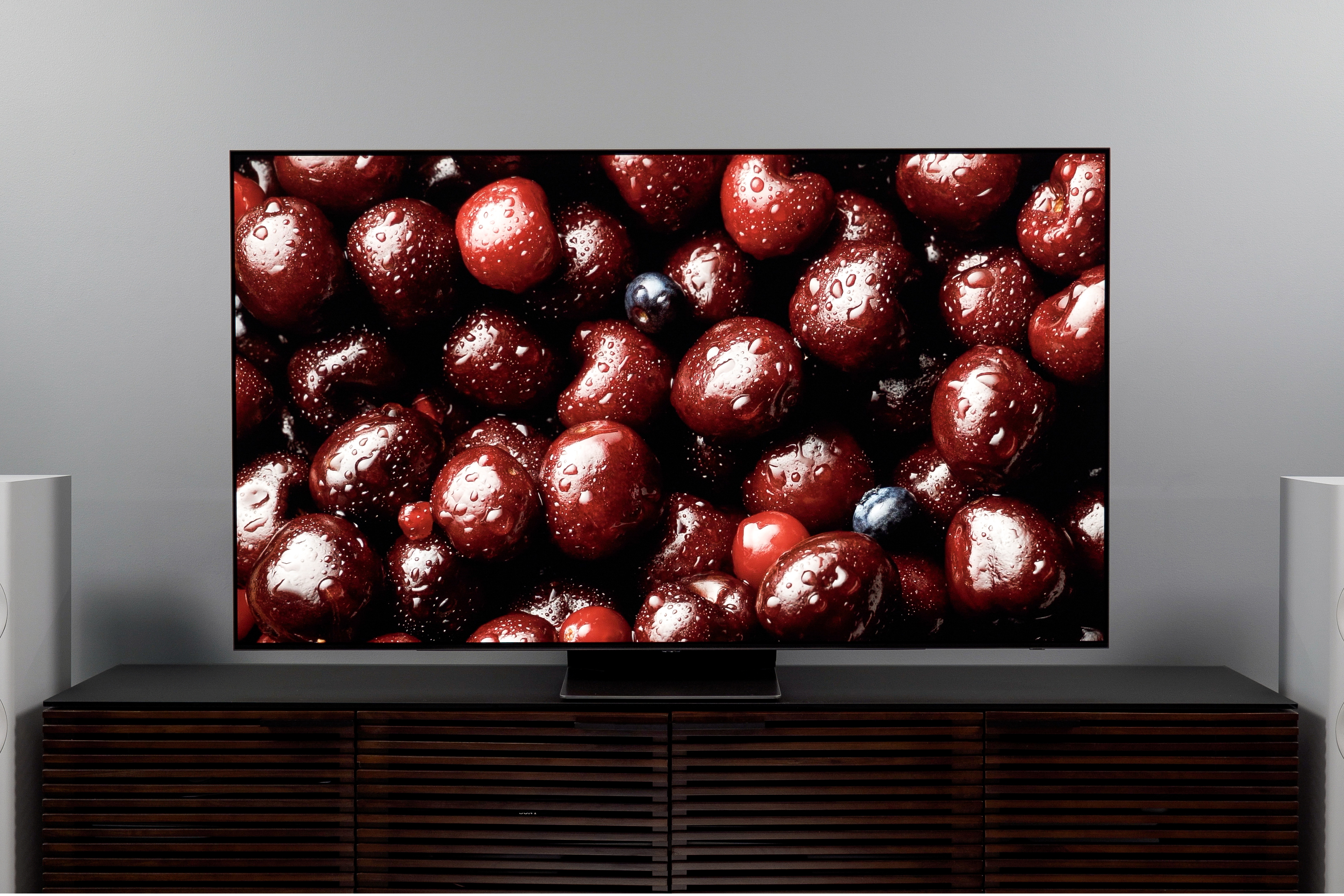 TV Samsung S95B OLED 4K находится на стенде телевизора