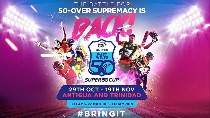 Los jugadores de críquet posan en un cartel de la Super50 Cup 2022.