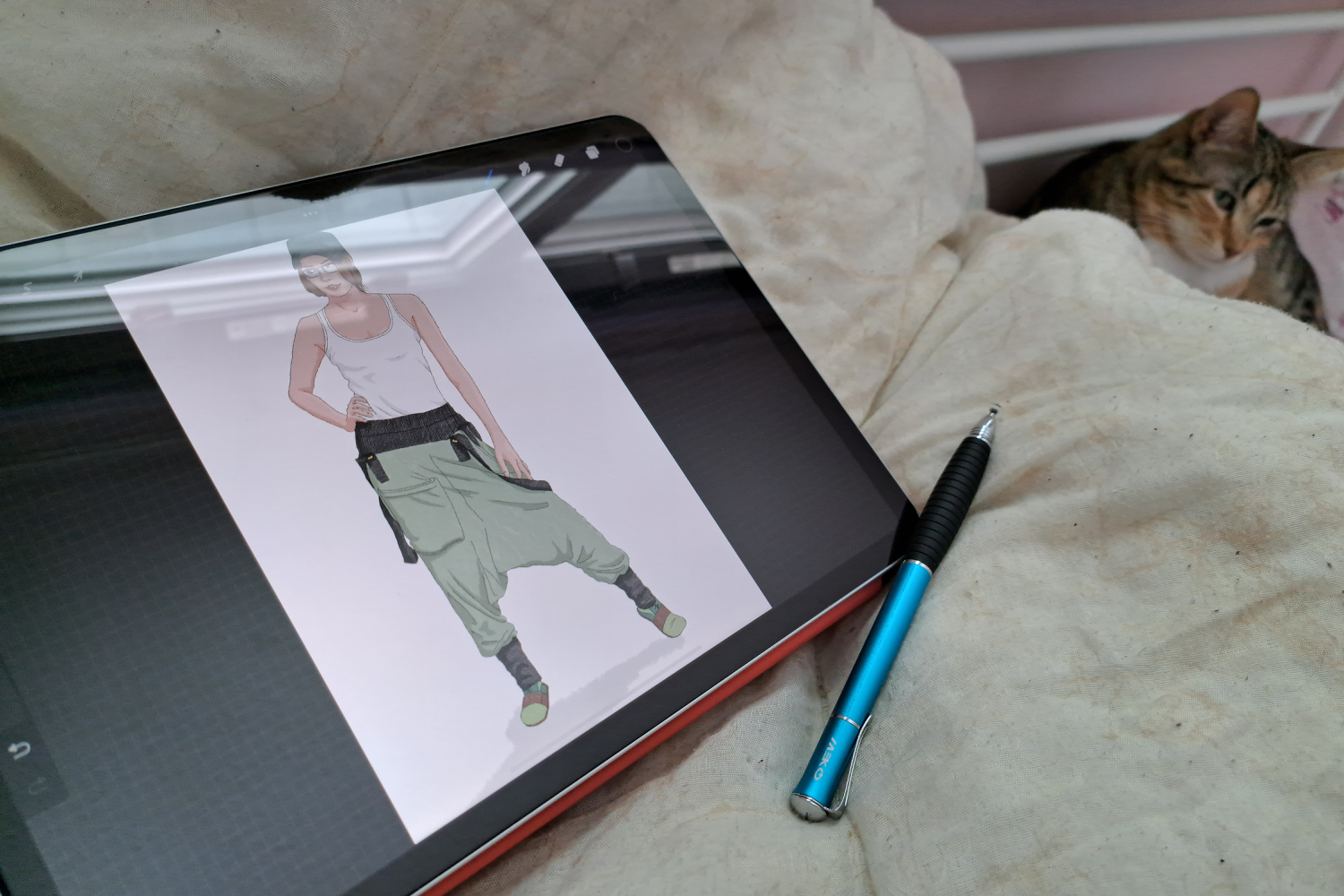 Um personagem é desenhado em um iPad usando o Procreate.