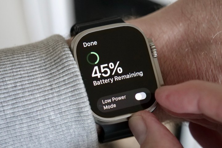Attivazione della modalità Risparmio energetico su un Apple Watch Ultra.