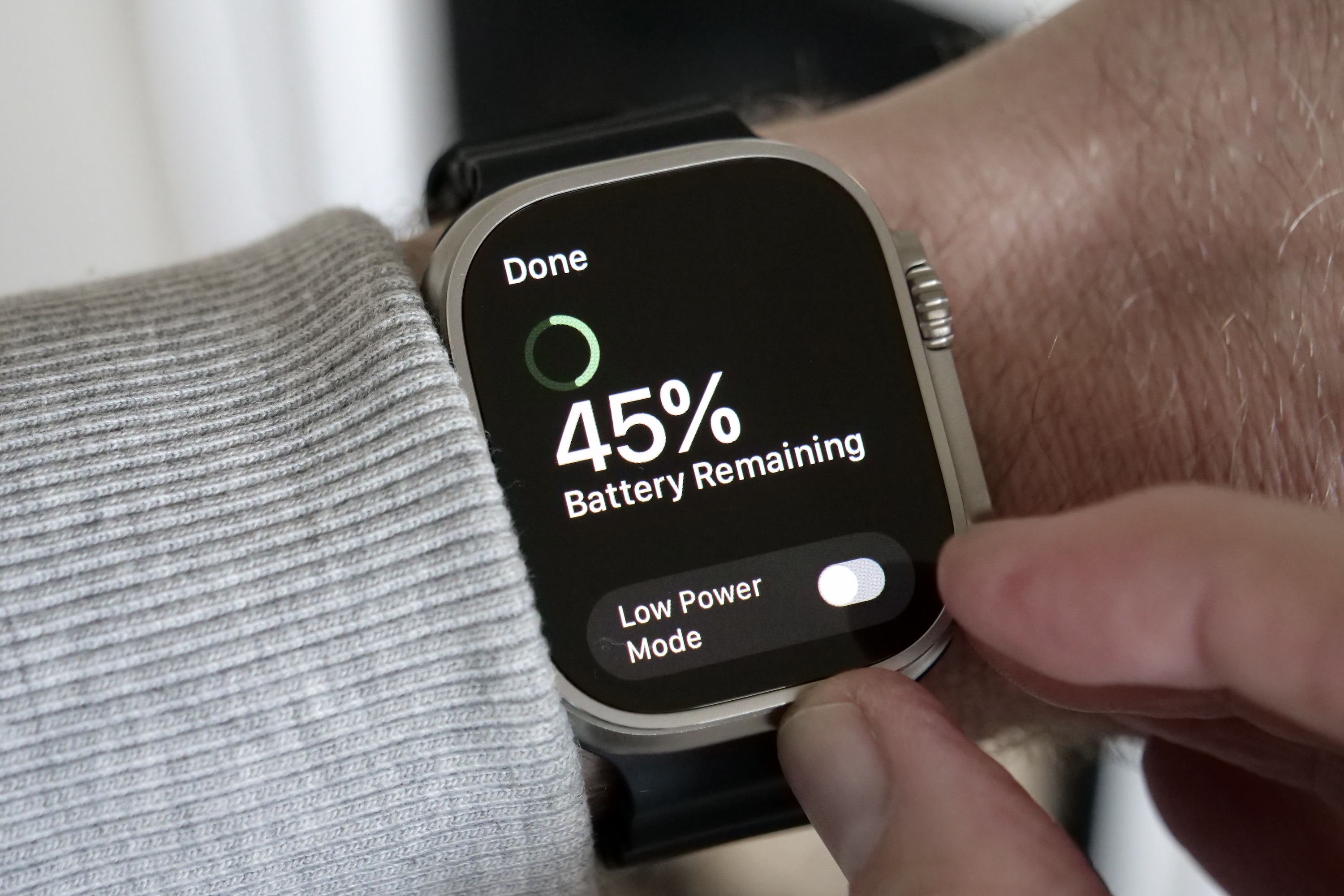Ativando o modo de baixo consumo em um Apple Watch Ultra.