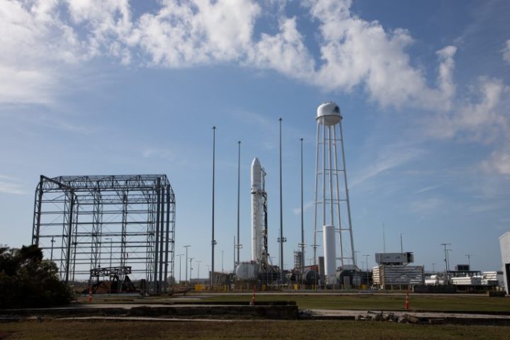 Un cohete Northrop Grumman Antares que lleva una nave espacial Cygnus cargada a la Estación Espacial Internacional se encuentra verticalmente en Pad-0A del Puerto Espacial Regional del Atlántico Medio, el jueves 3 de noviembre de 2022, en la Instalación de Vuelo Wallops de la NASA en Virginia.  La decimoctava misión de reabastecimiento de carga de Northrop Grumman contratada con la NASA a la Estación Espacial Internacional entregará más de 8,000 libras de ciencia e investigación, suministros para la tripulación y hardware del vehículo al laboratorio orbital y su tripulación.  La nave espacial CRS-18 Cygnus lleva el nombre de la primera mujer estadounidense en el espacio, Sally Ride, y su lanzamiento está programado para las 5:50 am del domingo 6 de octubre de 2022, EST. 