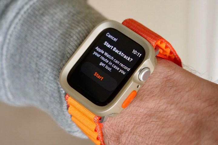 Apple Watch SE 2 с защитным чехлом и универсальным ремешком в стиле Alpine Loop.