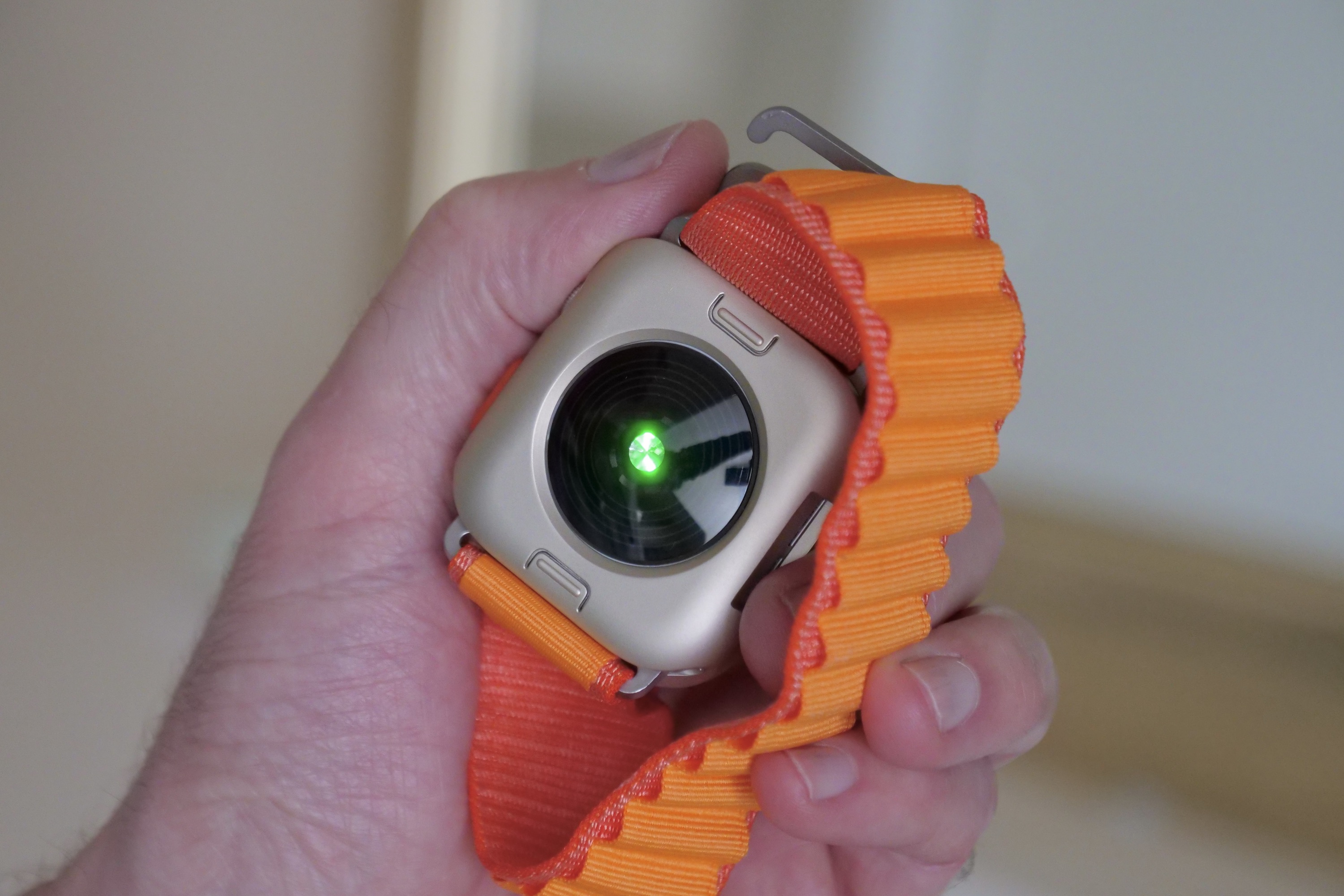 A parte traseira do Apple Watch SE 2 em seu estojo protetor.