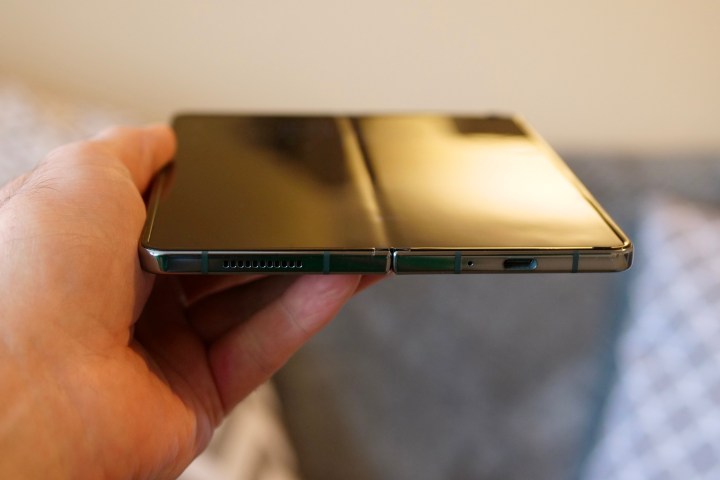 The screen folds of the Galaxy Z Fold 4.