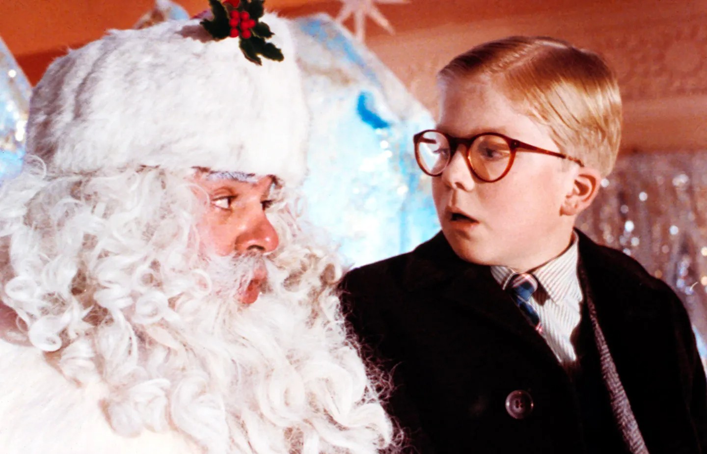 Um menino fala com o Papai Noel em Uma História de Natal.