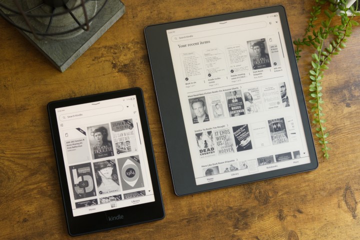 Amazon Kindle Paperwhite accanto al Kindle Scribe.