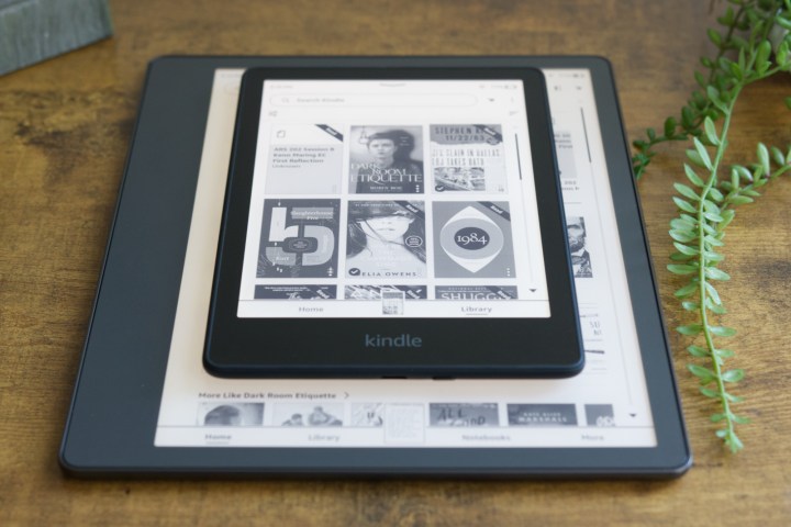Amazon Kindle Paperwhite seduto sopra un Kindle Scribe.