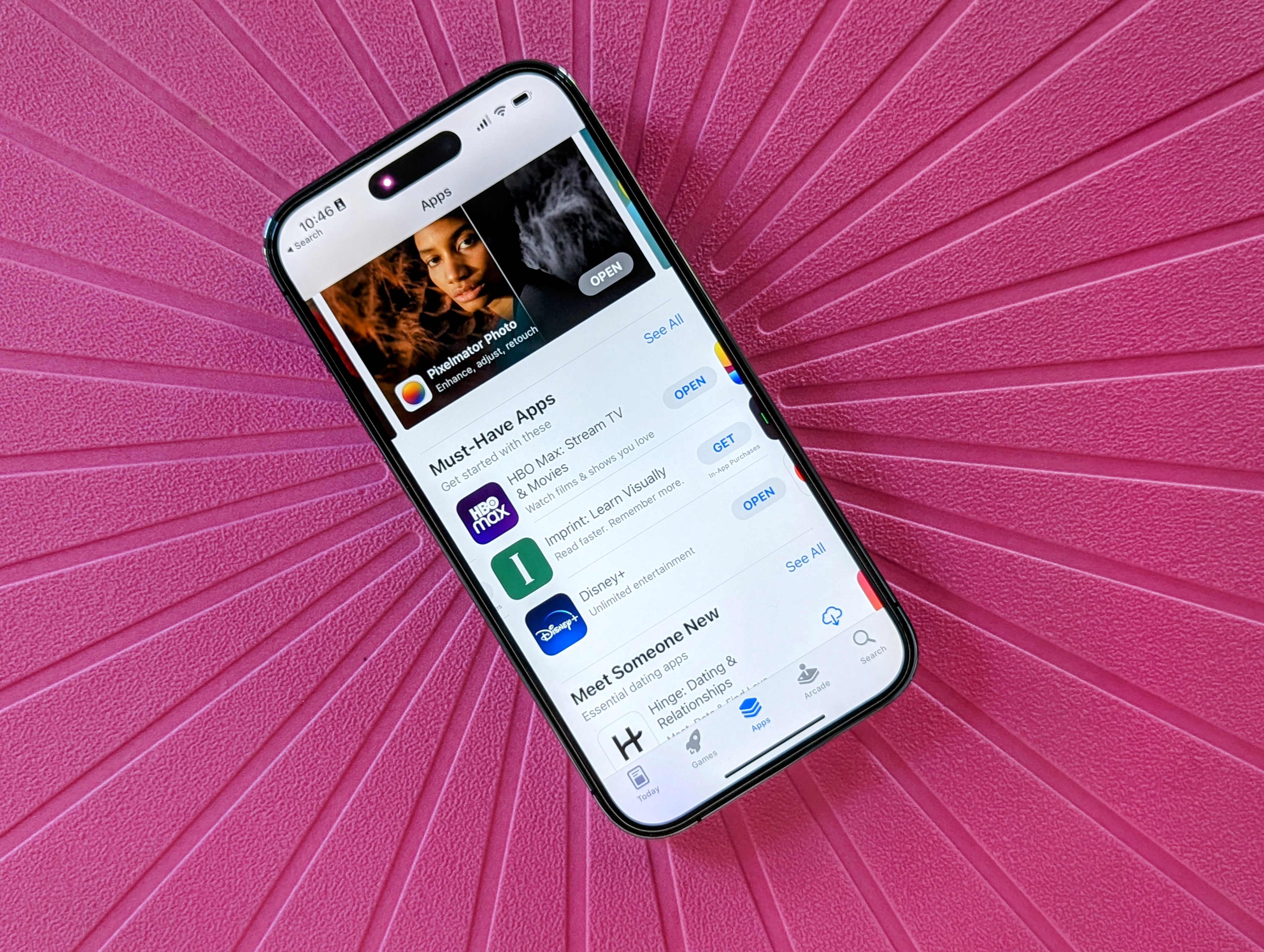 App Store en un iPhone 14 Pro sobre un fondo rosa
