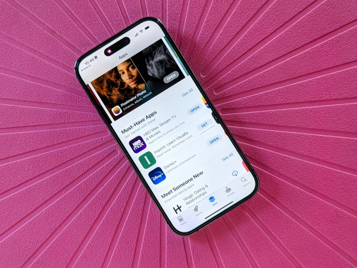 App Store visualizzato su un iPhone 14 Pro su sfondo rosa