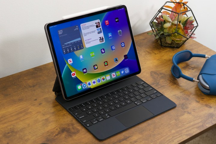 L’iPad Pro (2022) assis dans le Magic Keyboard.