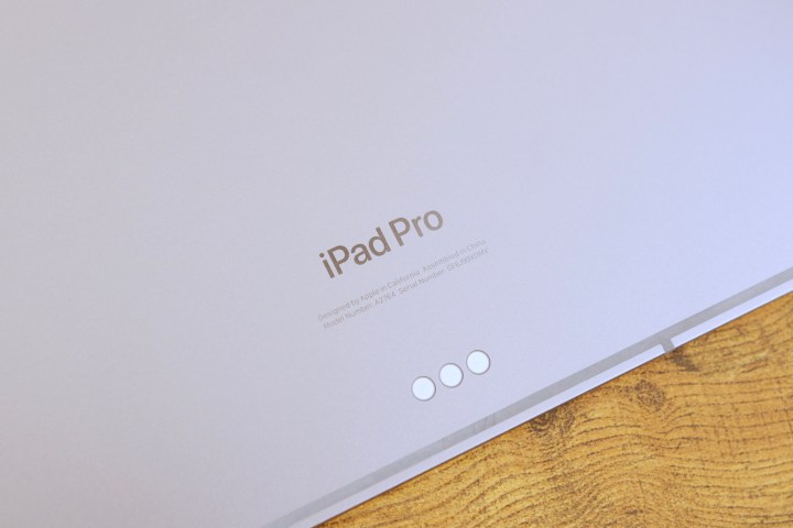 Il logo "iPad Pro" sul retro dell'iPad Pro (2022).
