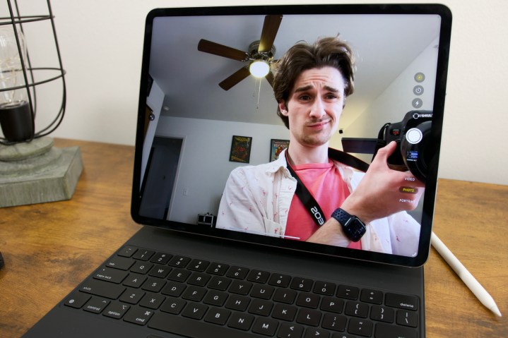 Joe Maring usando a câmera frontal no iPad Pro (2022).
