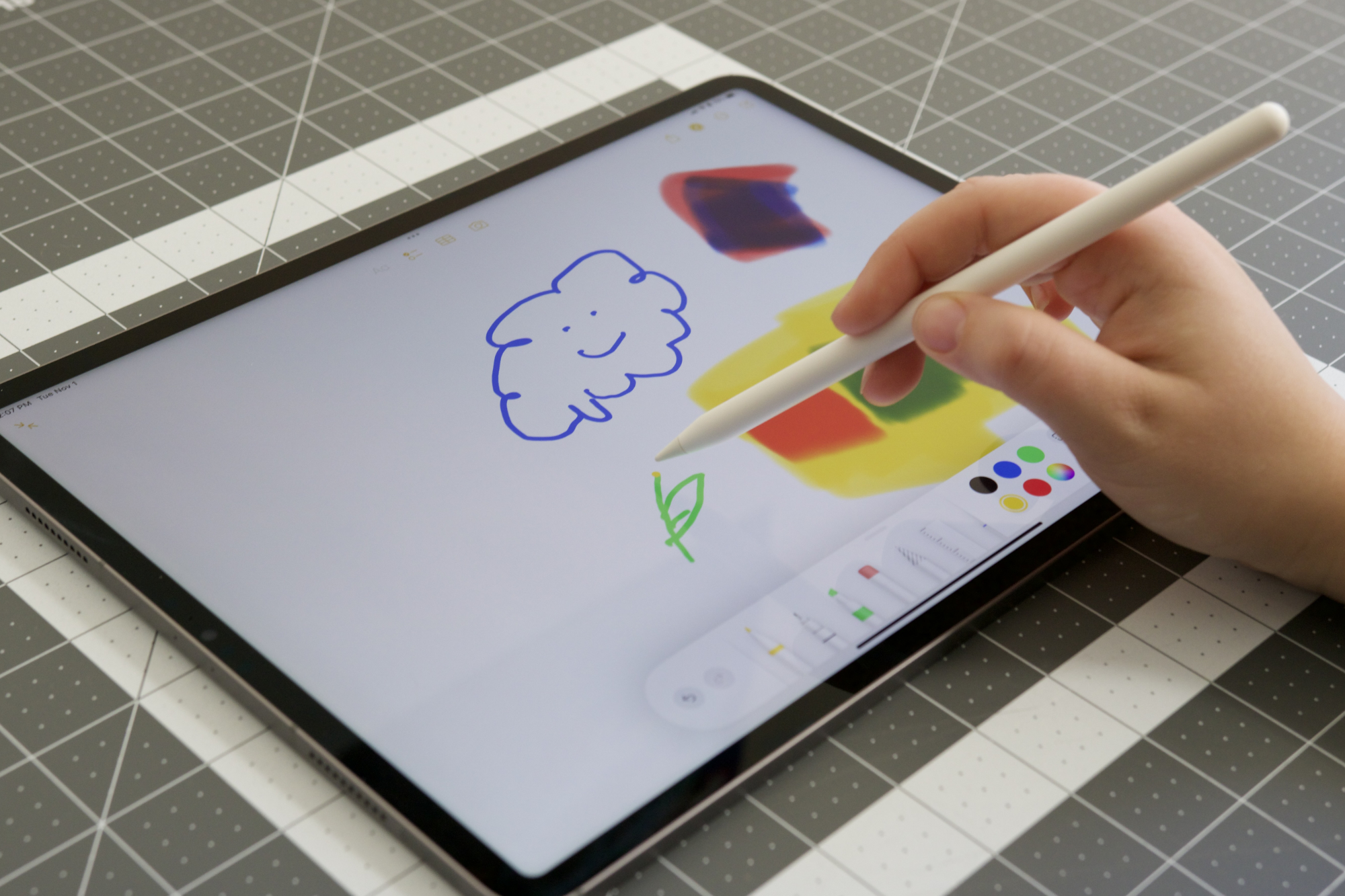 Desenhando com o Apple Pencil no iPad Pro (2022).
